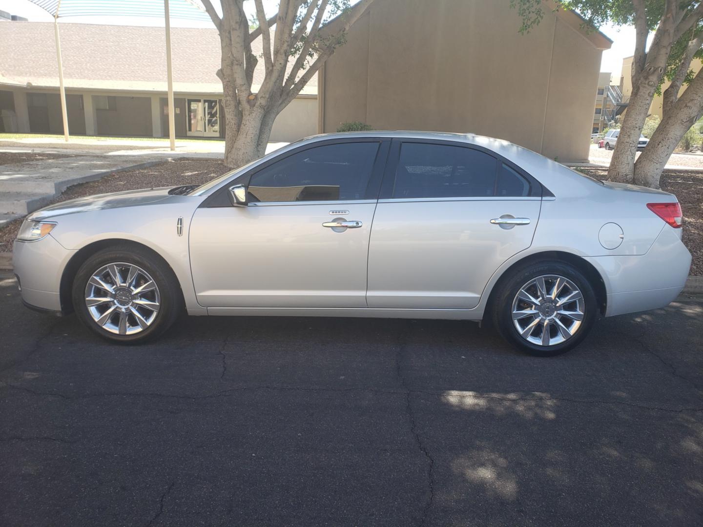 2010 /gray and black Lincoln MKZ base (3LNHL2GCXAR) with an 3.5L V6 DOHC 24V engine, 6-Speed Automatic transmission, located at 323 E Dunlap Ave., Phoenix, AZ, 85020, (602) 331-9000, 33.567677, -112.069000 - Photo#6